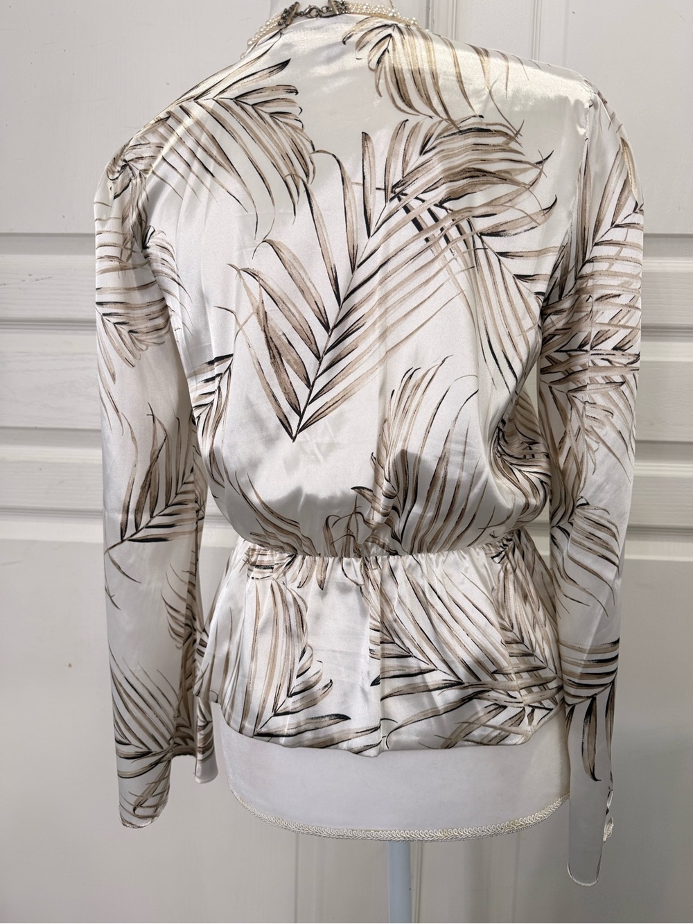 White House Black Market Cream and Taupe Palm-Print V-Neck Peplum Blouse - Picture 4 of 7